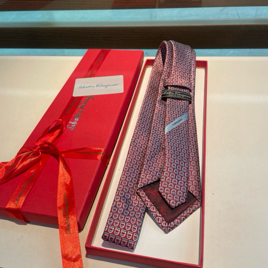 特价特 配包装  菲拉格慕男士新款领带系列👔👔，让男士可以充分展示自己个性。100%顶级斜纹真丝手工定制