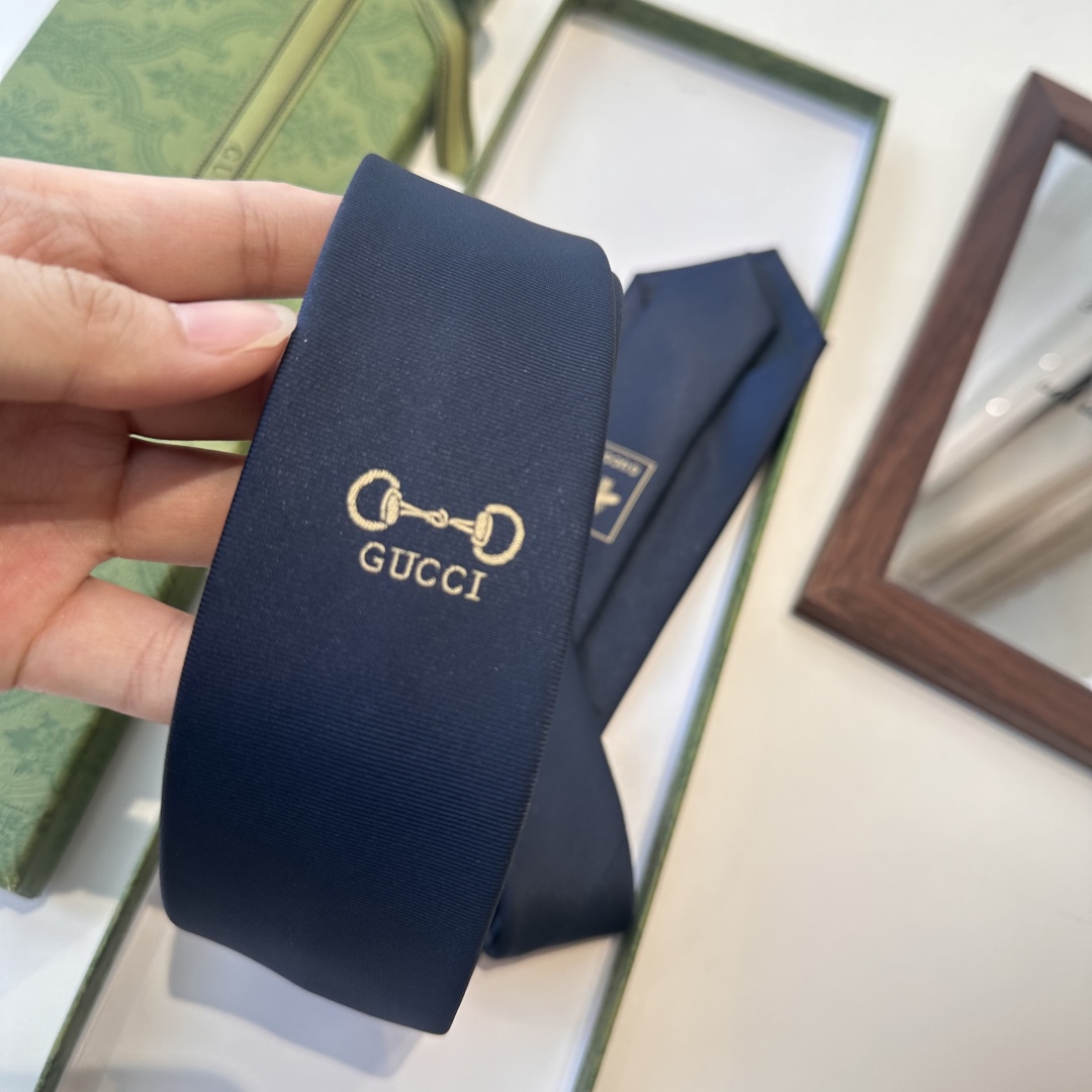 特价特批 G家专柜新款男士领带👔👔，稀有采用经典小G LOGO提花展现精湛手工与时尚优雅的理想选择，这款