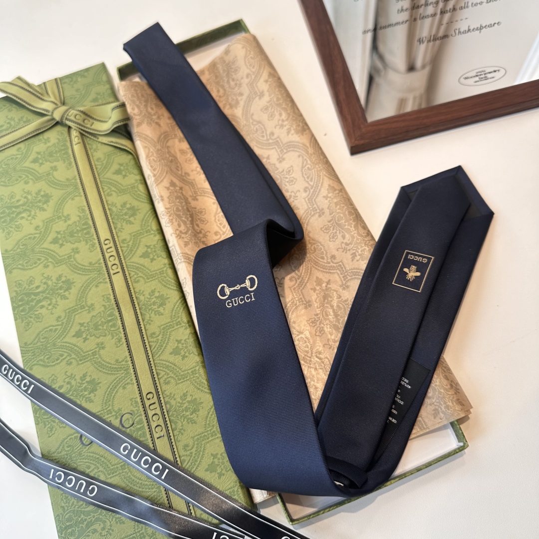 特价特批 G家专柜新款男士领带👔👔，稀有采用经典小G LOGO提花展现精湛手工与时尚优雅的理想选择，这款