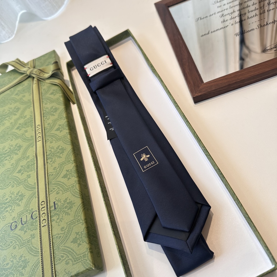 特价特批 G家专柜新款男士领带👔👔，稀有采用经典小G LOGO提花展现精湛手工与时尚优雅的理想选择，这款