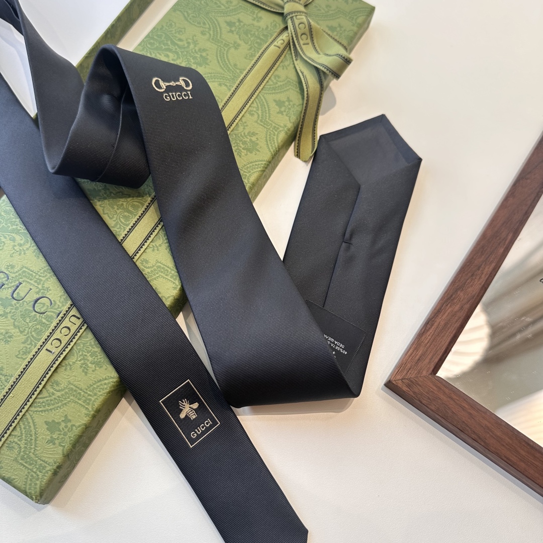 特价特批 G家专柜新款男士领带👔👔，稀有采用经典小G LOGO提花展现精湛手工与时尚优雅的理想选择，这款