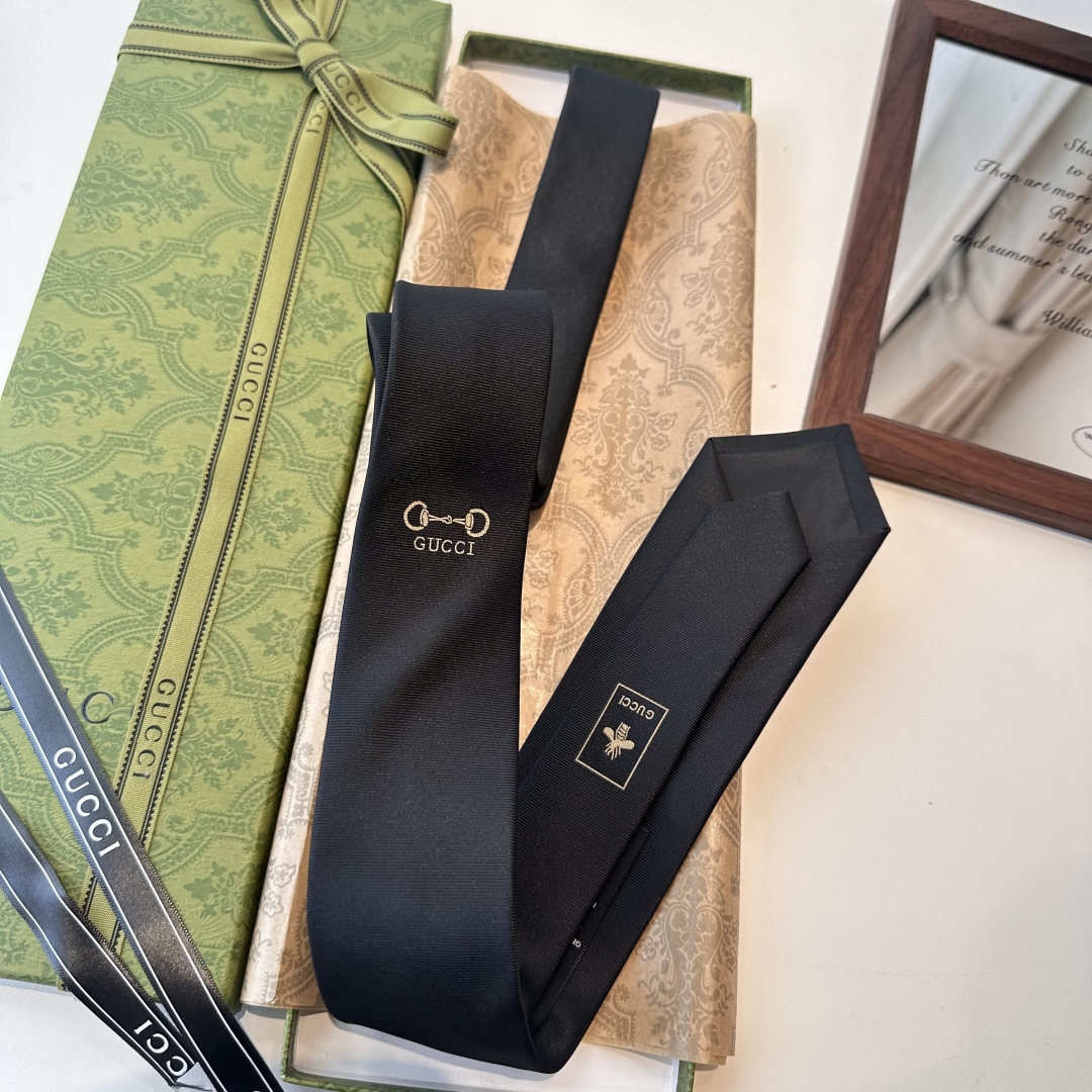 特价特批 G家专柜新款男士领带👔👔，稀有采用经典小G LOGO提花展现精湛手工与时尚优雅的理想选择，这款