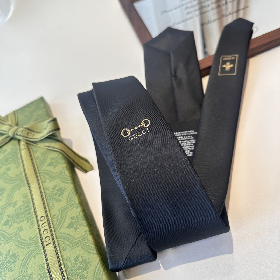 特价特批 G家专柜新款男士领带👔👔，稀有采用经典小G LOGO提花展现精湛手工与时尚优雅的理想选择，这款
