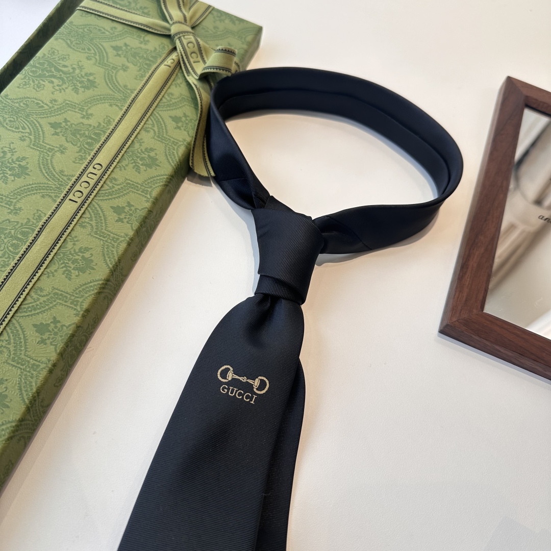 特价特批 G家专柜新款男士领带👔👔，稀有采用经典小G LOGO提花展现精湛手工与时尚优雅的理想选择，这款