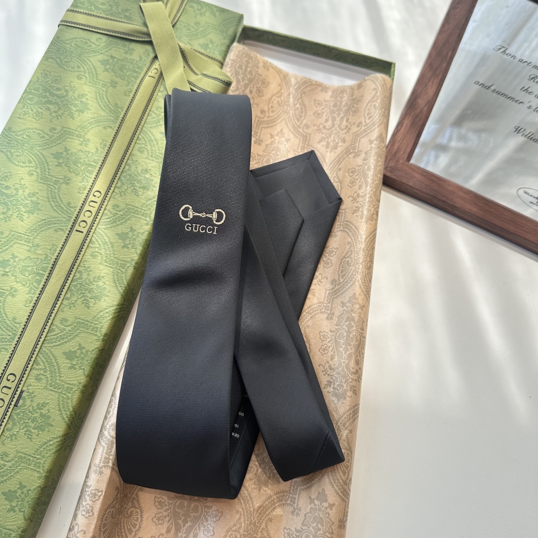 特价特批 G家专柜新款男士领带👔👔，稀有采用经典小G LOGO提花展现精湛手工与时尚优雅的理想选择，这款