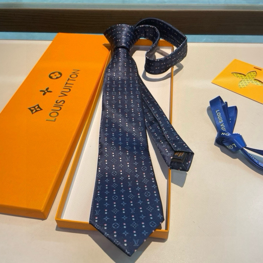 特价👏👏专柜同歩👔👔精致的小Logo提花，低调奢华大气的配色，这款领带将Lv标志性的Damier图案以同