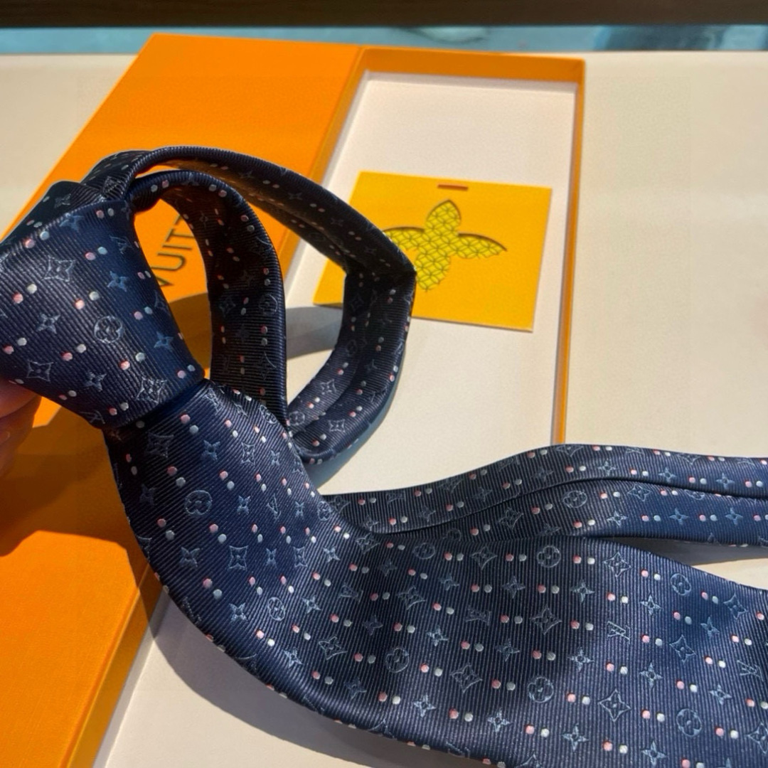 特价👏👏专柜同歩👔👔精致的小Logo提花，低调奢华大气的配色，这款领带将Lv标志性的Damier图案以同