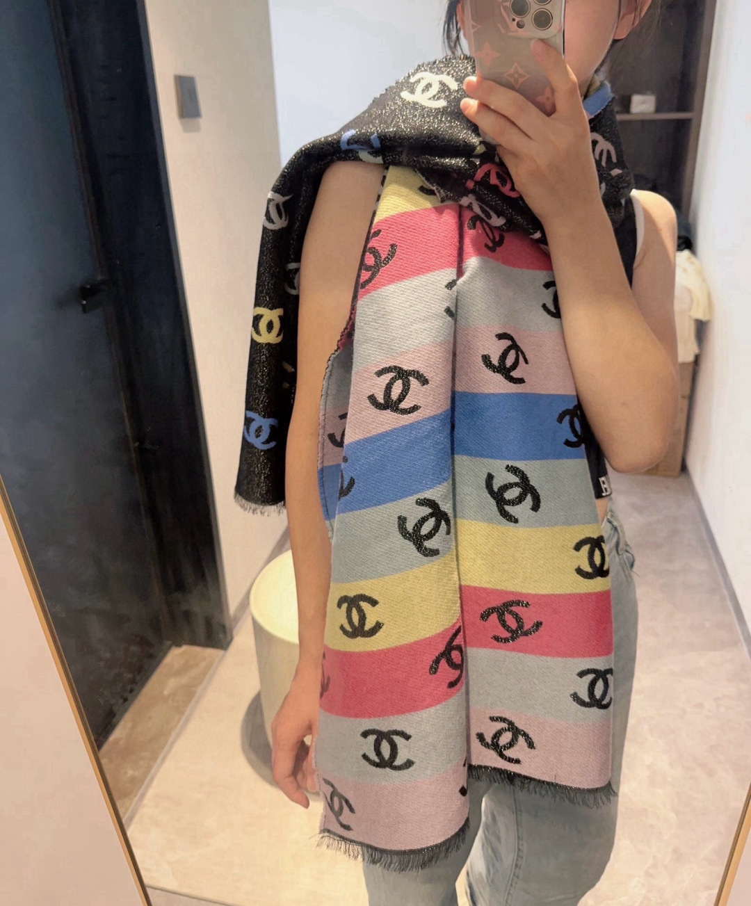 爆款彩虹围巾
果然是芭比的配色，上身非常好看
香奈儿彩虹围巾，chanel24c 早春新品彩虹亮丝围巾披