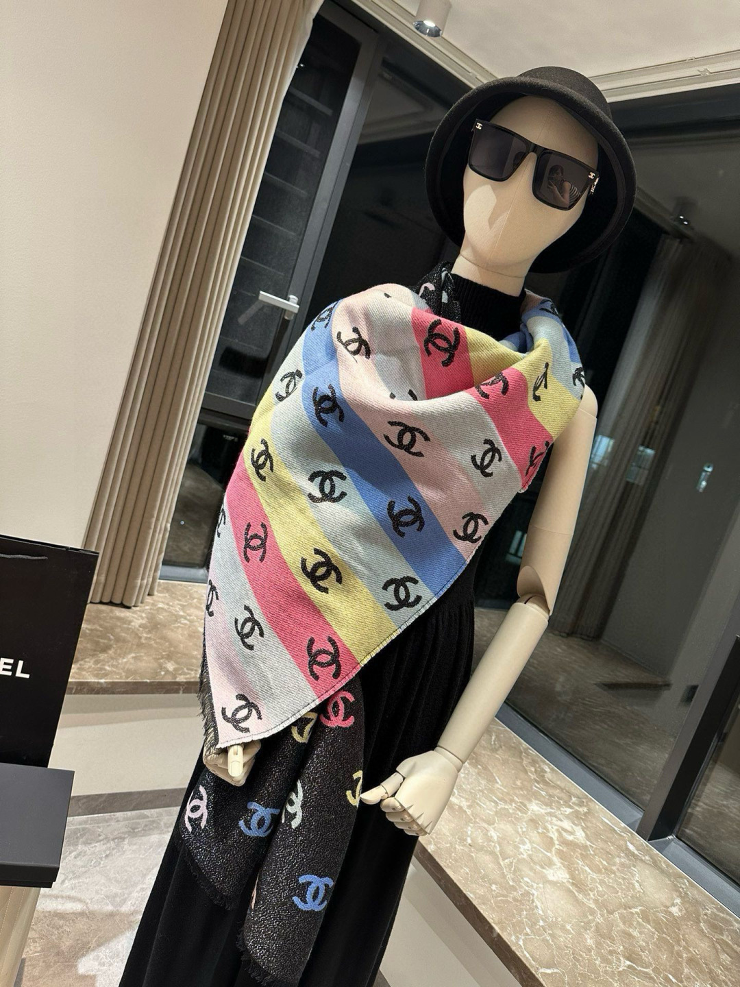 爆款彩虹围巾
果然是芭比的配色，上身非常好看
香奈儿彩虹围巾，chanel24c 早春新品彩虹亮丝围巾披