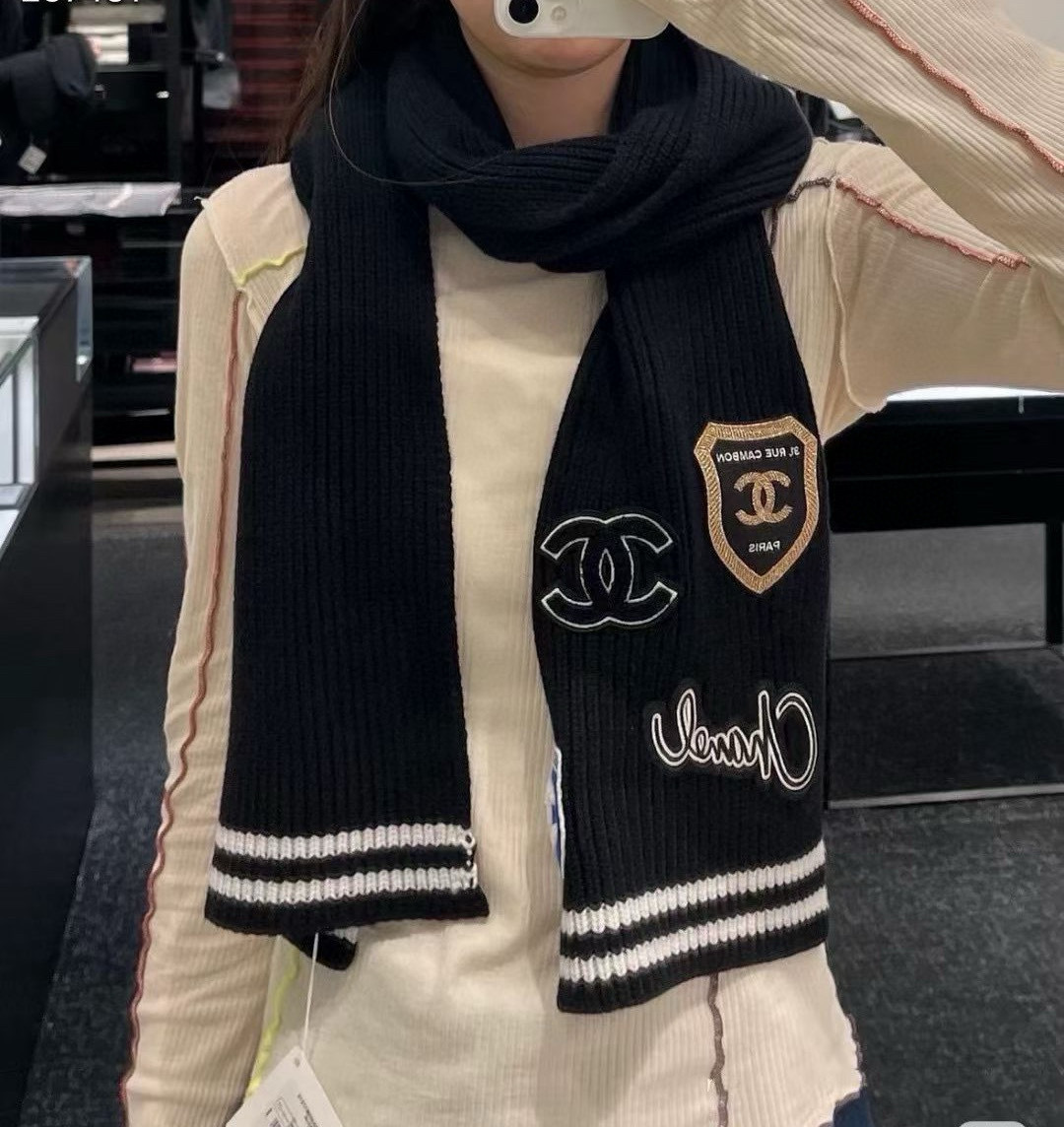  香奈儿👑👑Chanel24秋冬新款学院风徽章刺绣24b针织围巾羊绒针织长巾‼️美翻了流泪御用殿堂级极品