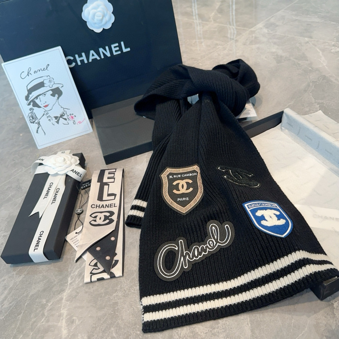  香奈儿👑👑Chanel24秋冬新款学院风徽章刺绣24b针织围巾羊绒针织长巾‼️美翻了流泪御用殿堂级极品