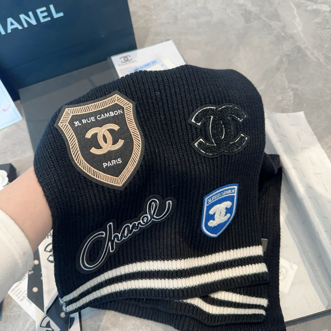  香奈儿👑👑Chanel24秋冬新款学院风徽章刺绣24b针织围巾羊绒针织长巾‼️美翻了流泪御用殿堂级极品