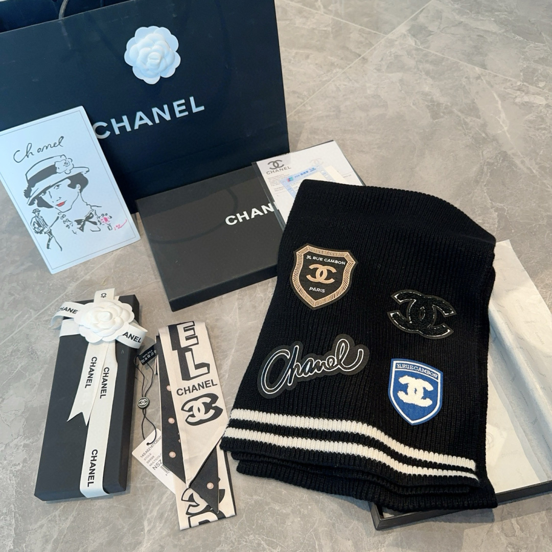  香奈儿👑👑Chanel24秋冬新款学院风徽章刺绣24b针织围巾羊绒针织长巾‼️美翻了流泪御用殿堂级极品