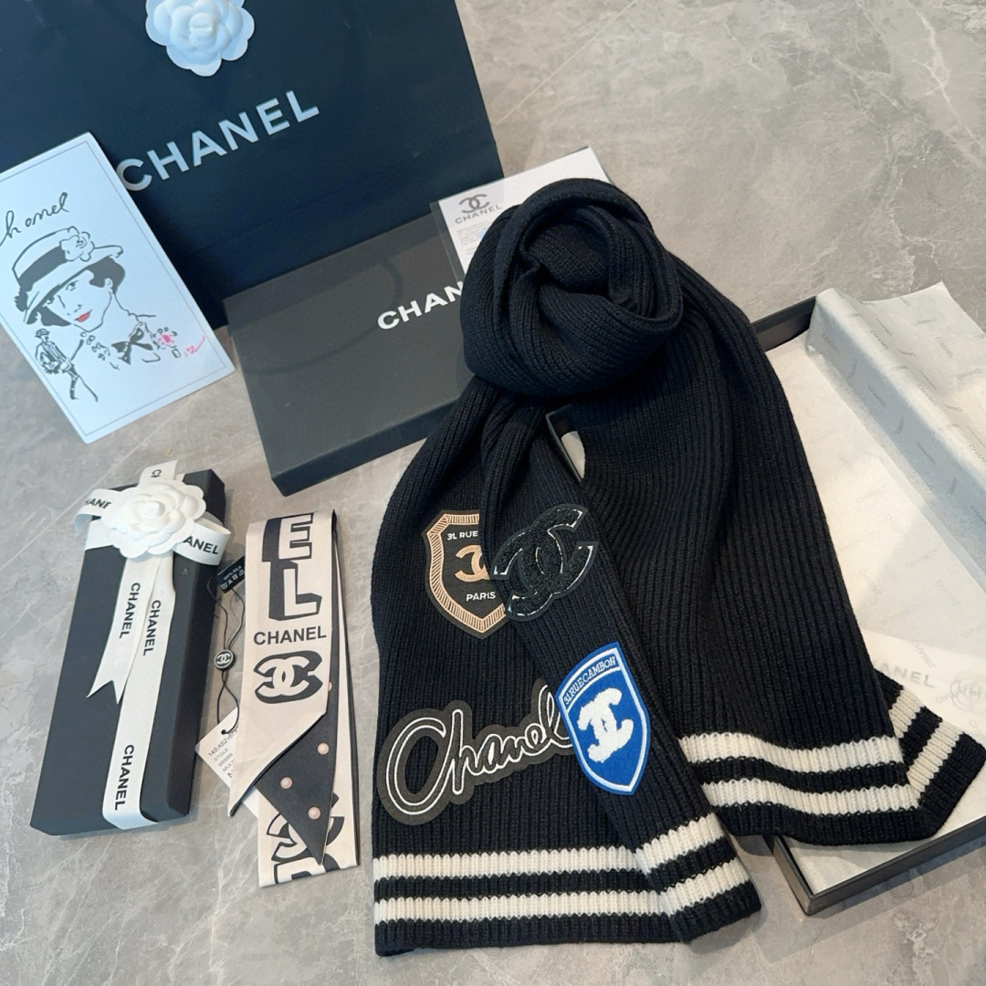  香奈儿👑👑Chanel24秋冬新款学院风徽章刺绣24b针织围巾羊绒针织长巾‼️美翻了流泪御用殿堂级极品