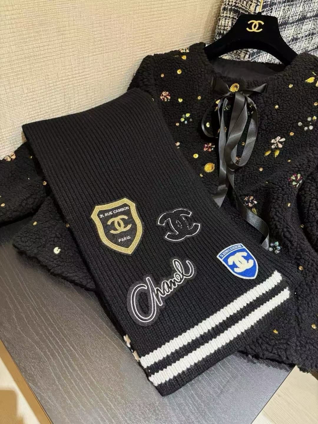  香奈儿👑👑Chanel24秋冬新款学院风徽章刺绣24b针织围巾羊绒针织长巾‼️美翻了流泪御用殿堂级极品