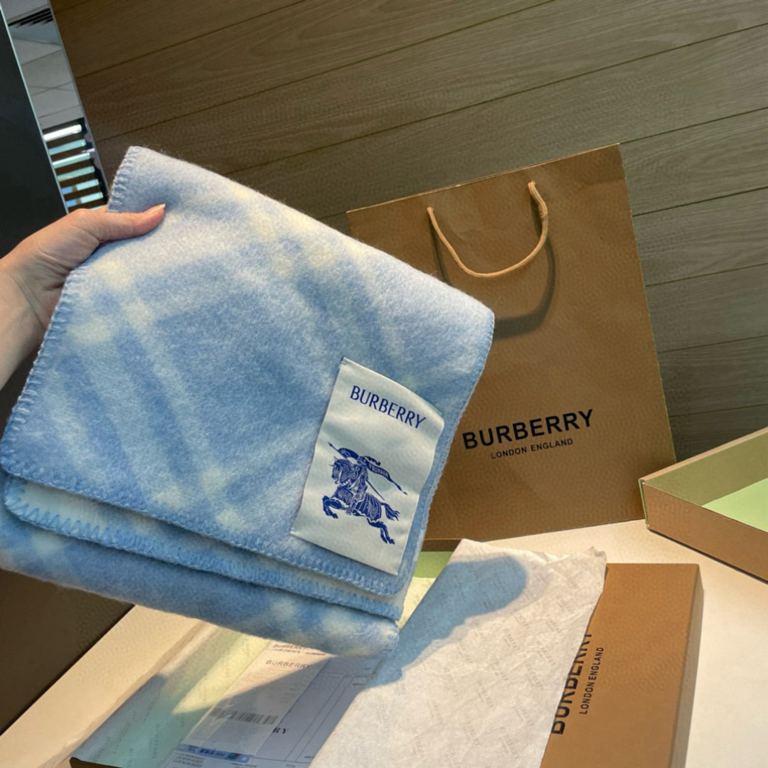  奶呼呼的蓝色 Burberry可遇不可求的王炸级单品，绝对是独家级别，工艺与材料完全与正品无区别，粗犷