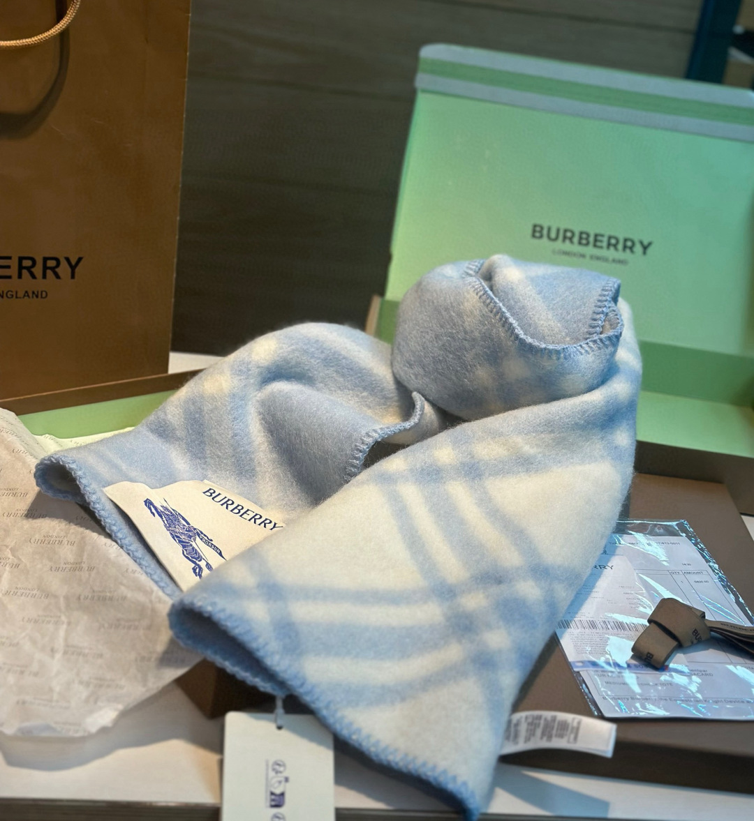  奶呼呼的蓝色 Burberry可遇不可求的王炸级单品，绝对是独家级别，工艺与材料完全与正品无区别，粗犷