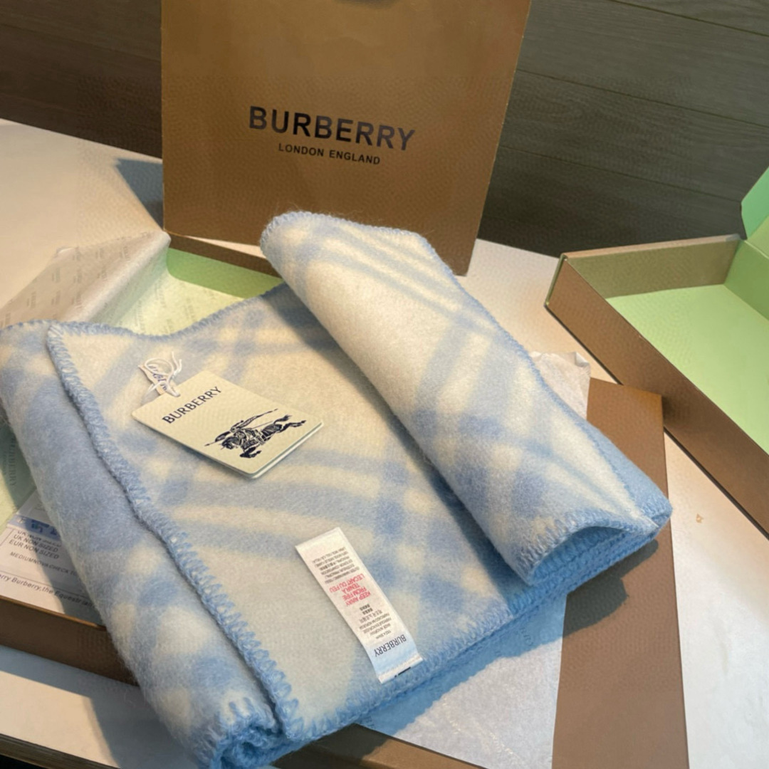  奶呼呼的蓝色 Burberry可遇不可求的王炸级单品，绝对是独家级别，工艺与材料完全与正品无区别，粗犷