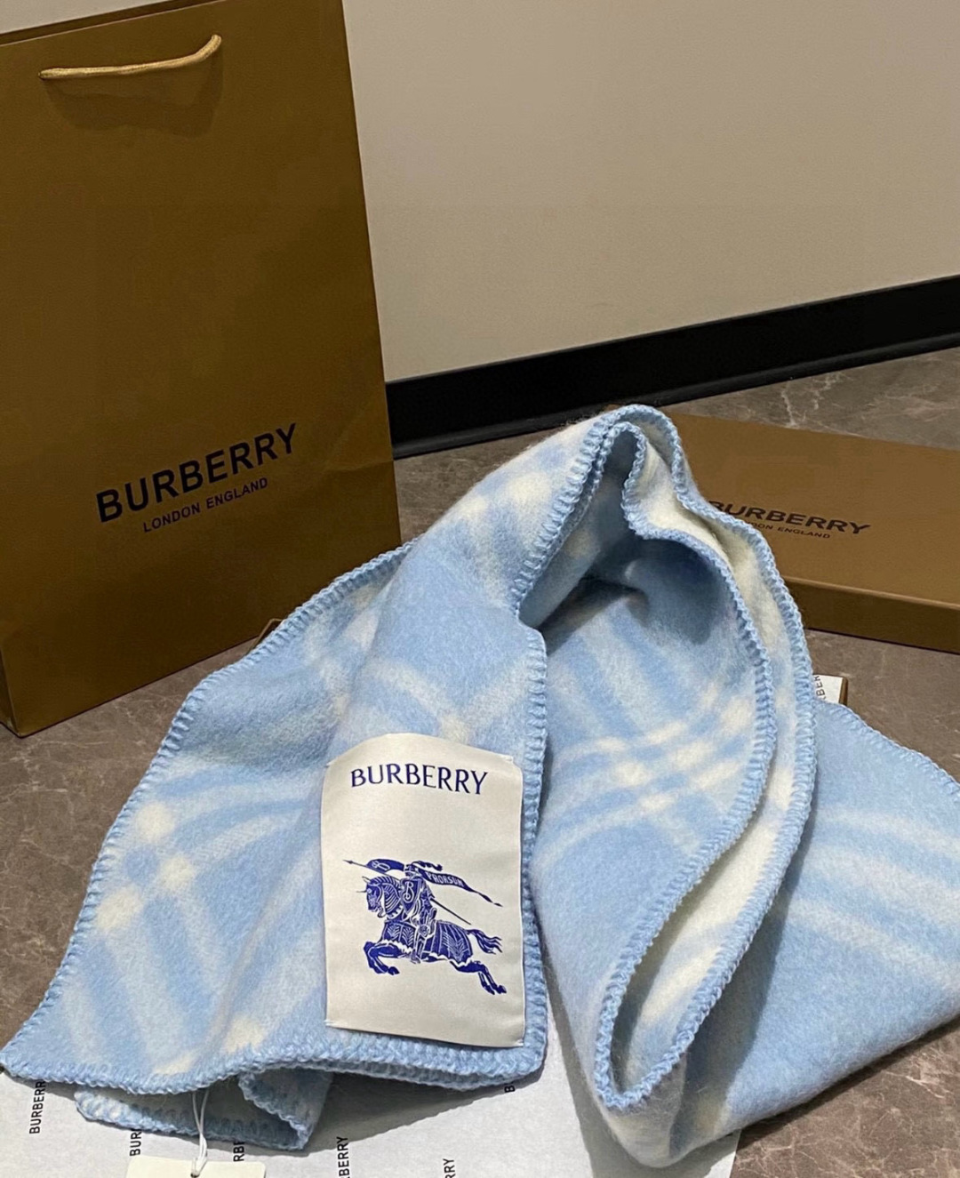  奶呼呼的蓝色 Burberry可遇不可求的王炸级单品，绝对是独家级别，工艺与材料完全与正品无区别，粗犷