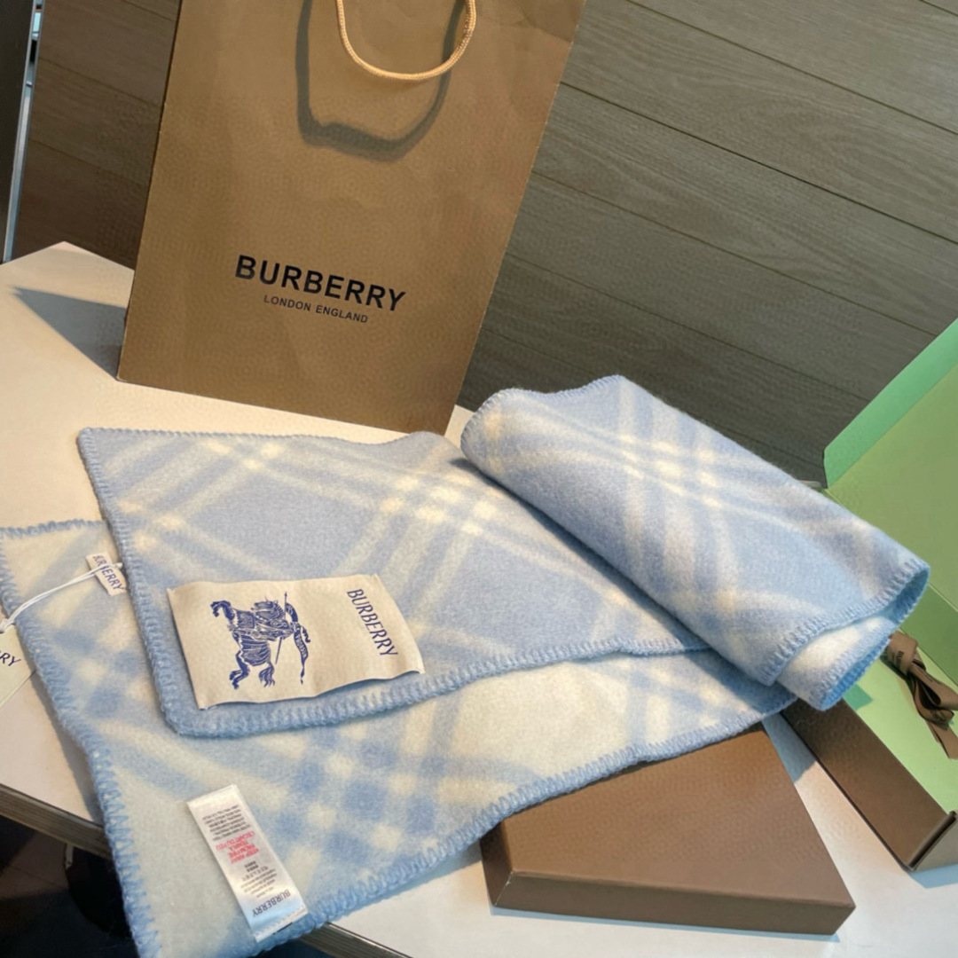  奶呼呼的蓝色 Burberry可遇不可求的王炸级单品，绝对是独家级别，工艺与材料完全与正品无区别，粗犷