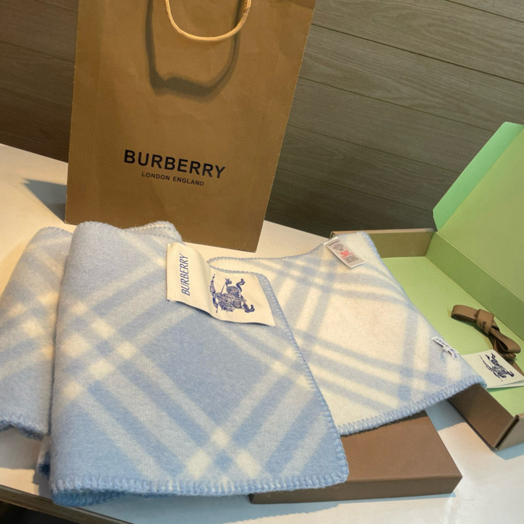  奶呼呼的蓝色 Burberry可遇不可求的王炸级单品，绝对是独家级别，工艺与材料完全与正品无区别，粗犷