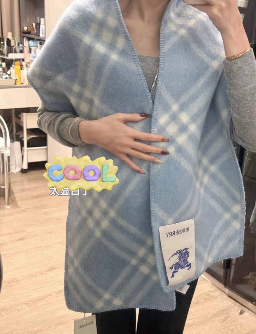  奶呼呼的蓝色 Burberry可遇不可求的王炸级单品，绝对是独家级别，工艺与材料完全与正品无区别，粗犷
