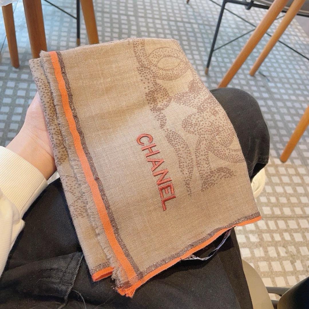 这款当之无愧的新款爆款，香奈儿单品，四边金属框打造极致奢华的大牌风，纯色配以两大创造师的经典logo，低