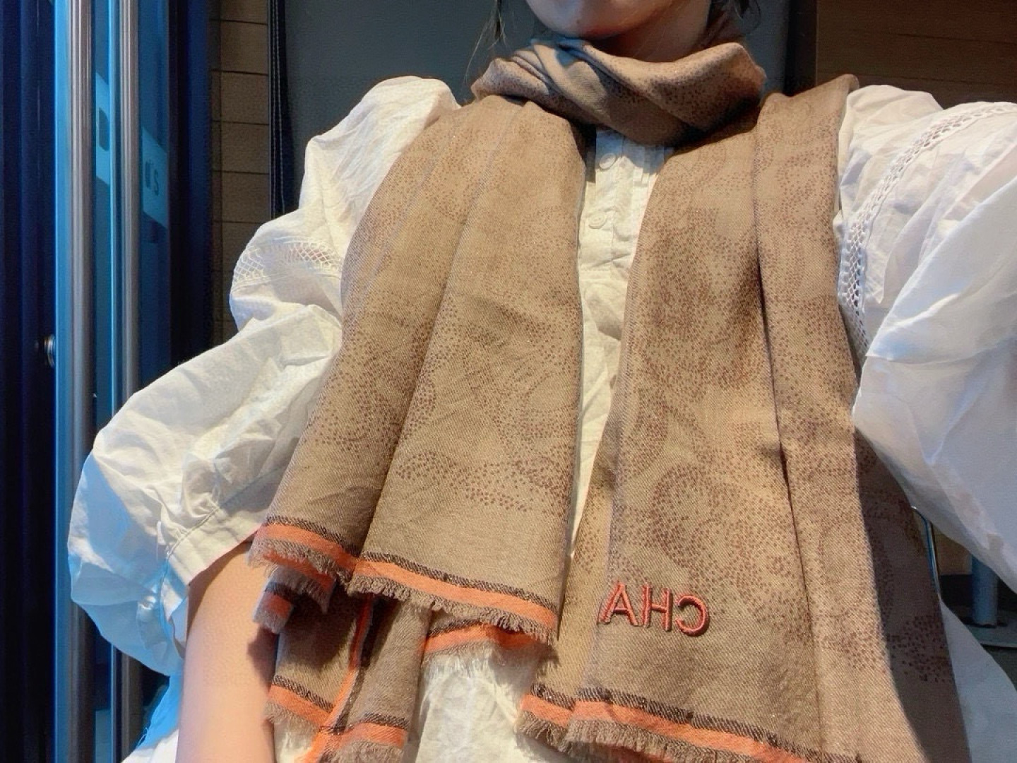 这款当之无愧的新款爆款，香奈儿单品，四边金属框打造极致奢华的大牌风，纯色配以两大创造师的经典logo，低