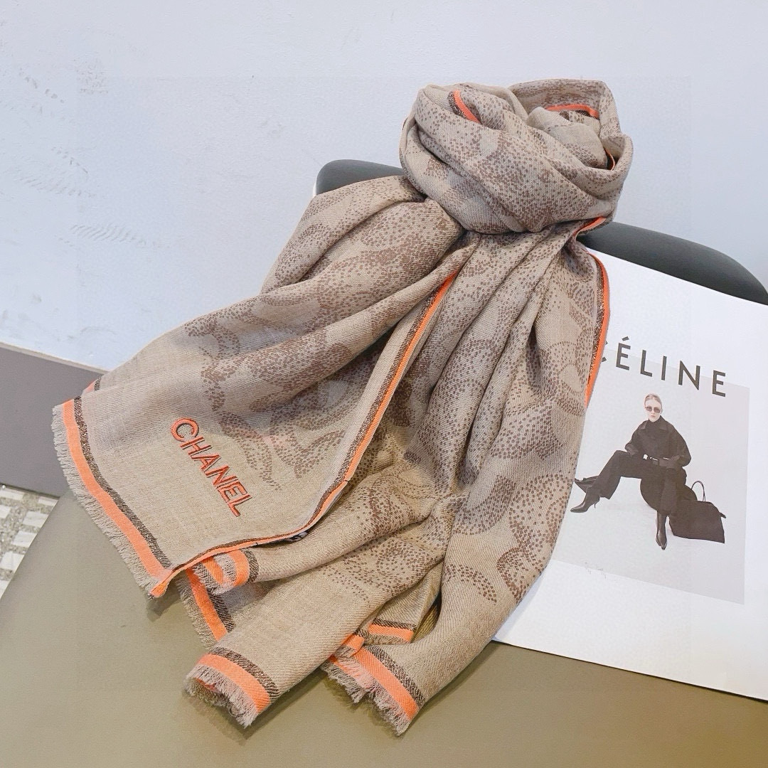 这款当之无愧的新款爆款，香奈儿单品，四边金属框打造极致奢华的大牌风，纯色配以两大创造师的经典logo，低