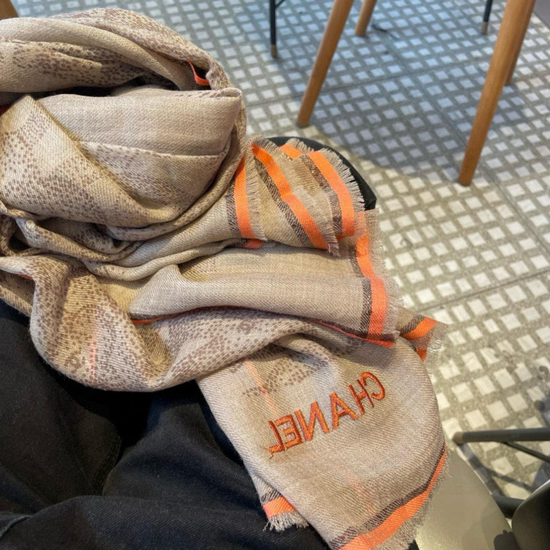 这款当之无愧的新款爆款，香奈儿单品，四边金属框打造极致奢华的大牌风，纯色配以两大创造师的经典logo，低