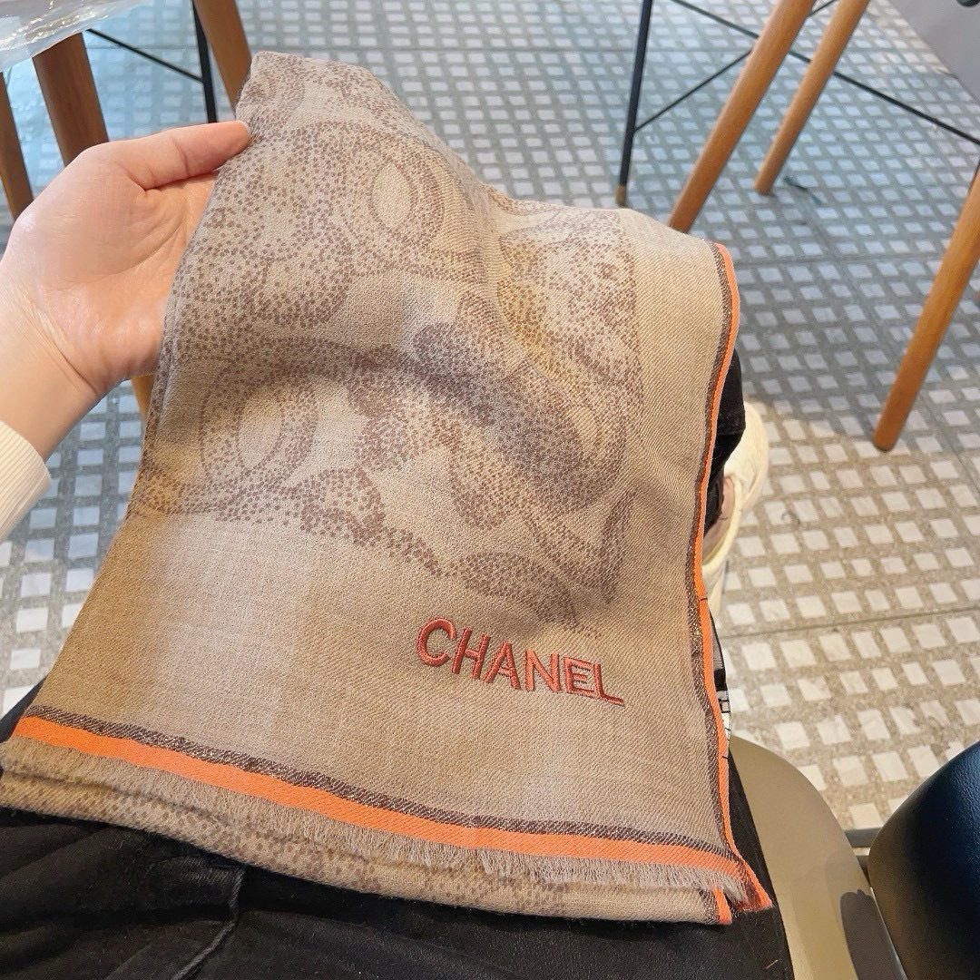 这款当之无愧的新款爆款，香奈儿单品，四边金属框打造极致奢华的大牌风，纯色配以两大创造师的经典logo，低