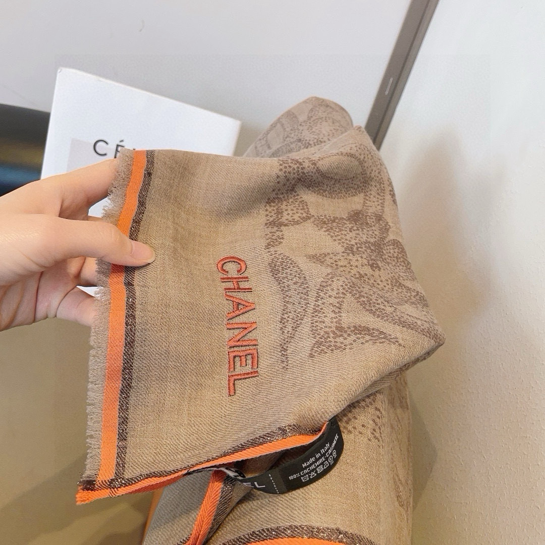 这款当之无愧的新款爆款，香奈儿单品，四边金属框打造极致奢华的大牌风，纯色配以两大创造师的经典logo，低