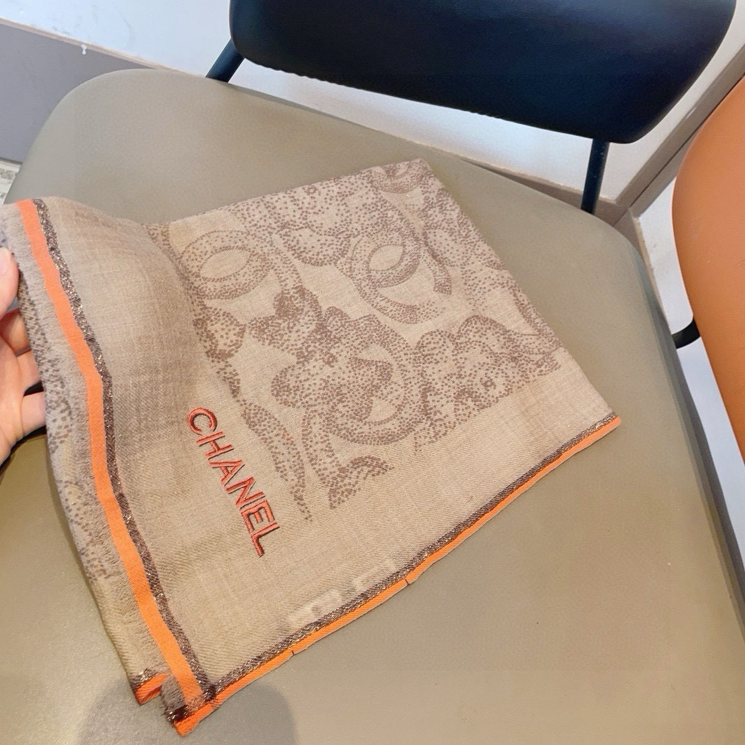 这款当之无愧的新款爆款，香奈儿单品，四边金属框打造极致奢华的大牌风，纯色配以两大创造师的经典logo，低