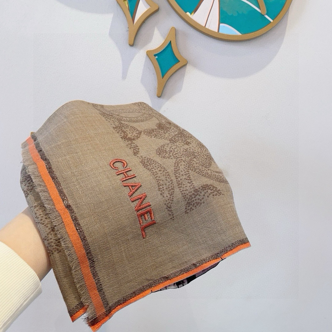 这款当之无愧的新款爆款，香奈儿单品，四边金属框打造极致奢华的大牌风，纯色配以两大创造师的经典logo，低