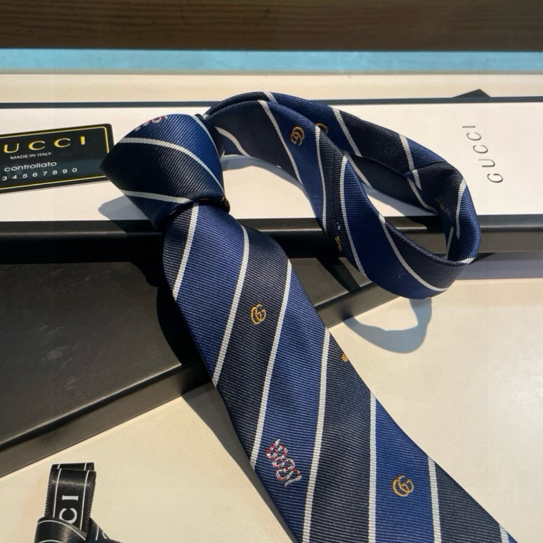 特价 G家男士领带系列👔👔，稀有🐝🐝展现精湛手工与时尚优雅的理想选择，这款领带将标志性的主题动物小蜜蜂与