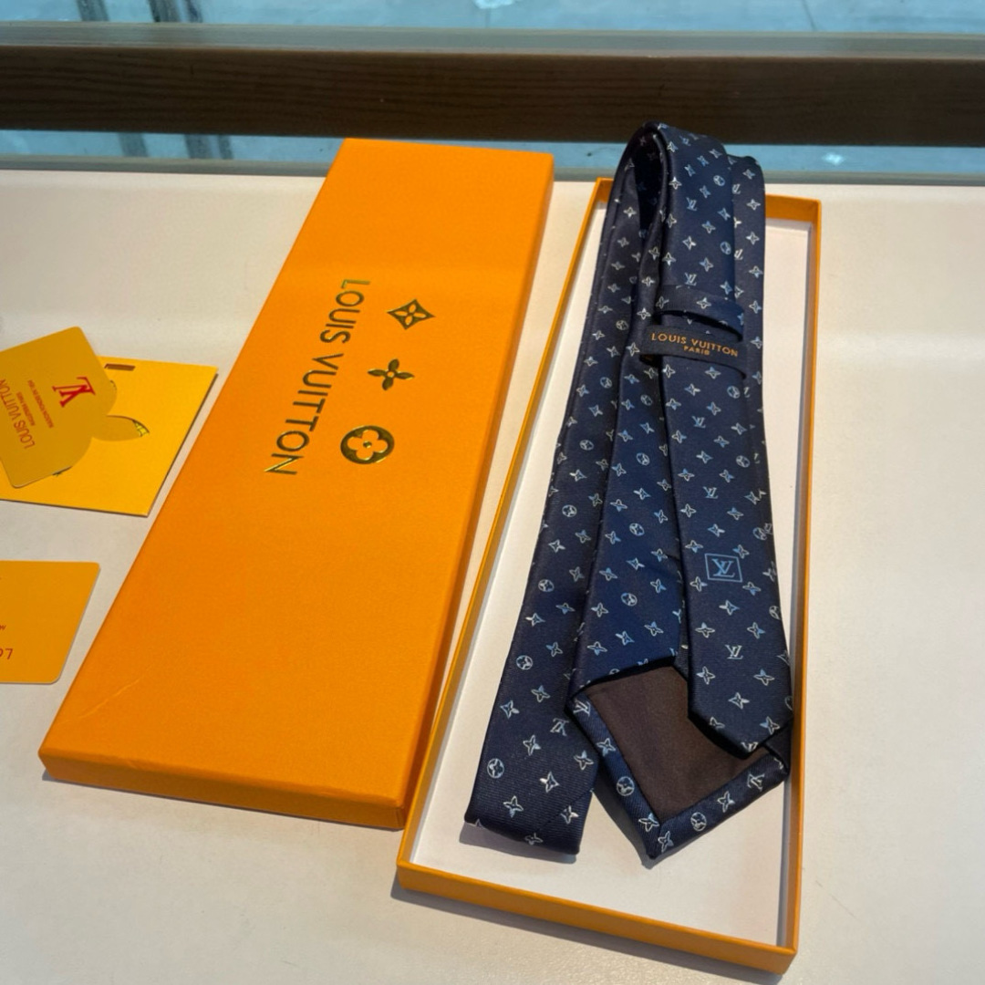 特价👏👏专柜同歩👔👔精致的小Logo提花，低调奢华大气的配色，这款领带将Lv标志性的Damier图案以同