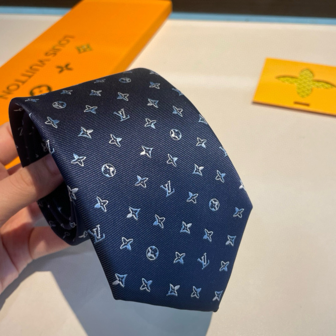 特价👏👏专柜同歩👔👔精致的小Logo提花，低调奢华大气的配色，这款领带将Lv标志性的Damier图案以同