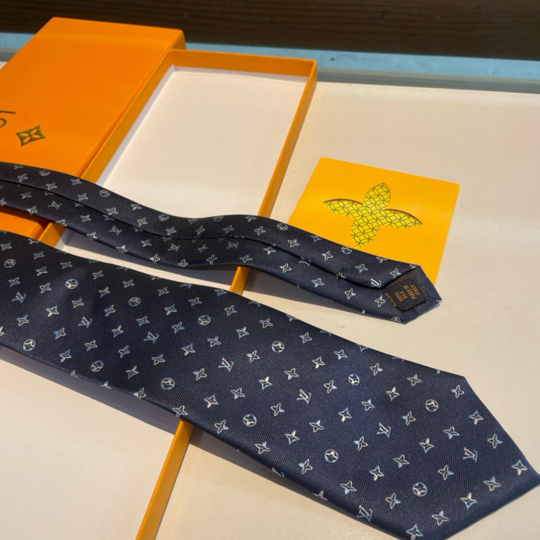 特价👏👏专柜同歩👔👔精致的小Logo提花，低调奢华大气的配色，这款领带将Lv标志性的Damier图案以同