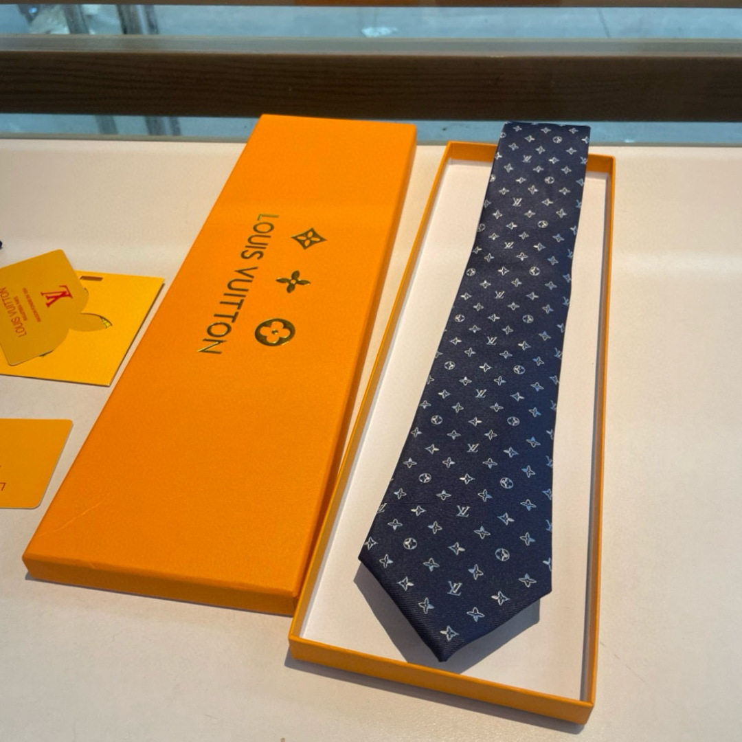 特价👏👏专柜同歩👔👔精致的小Logo提花，低调奢华大气的配色，这款领带将Lv标志性的Damier图案以同