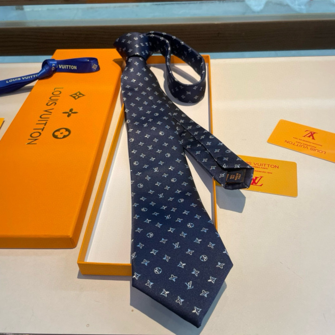 特价👏👏专柜同歩👔👔精致的小Logo提花，低调奢华大气的配色，这款领带将Lv标志性的Damier图案以同