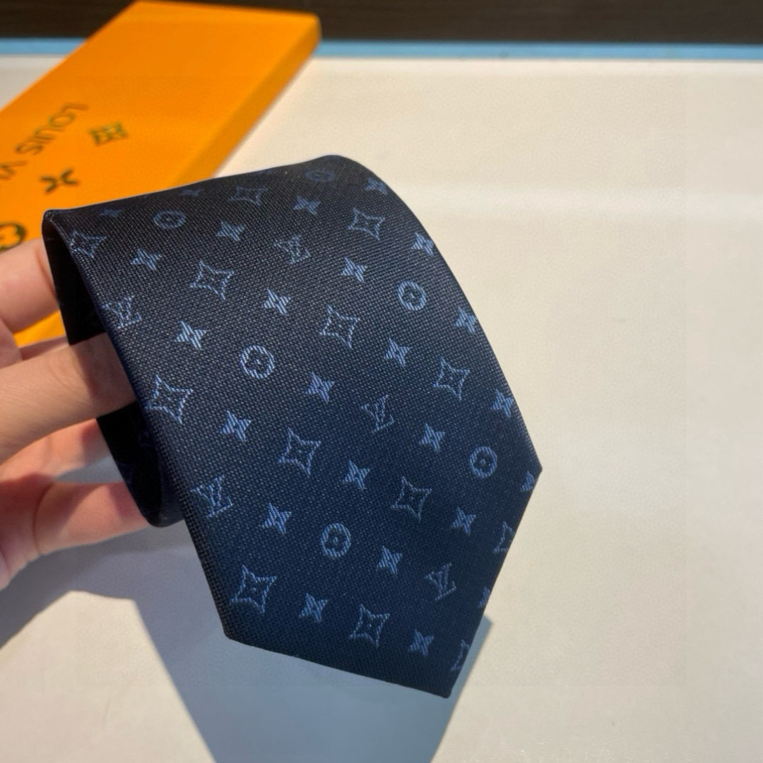 特价👏👏专柜同歩👔👔精致的小Logo提花，低调奢华大气的配色，这款领带将Lv标志性的Damier图案以同