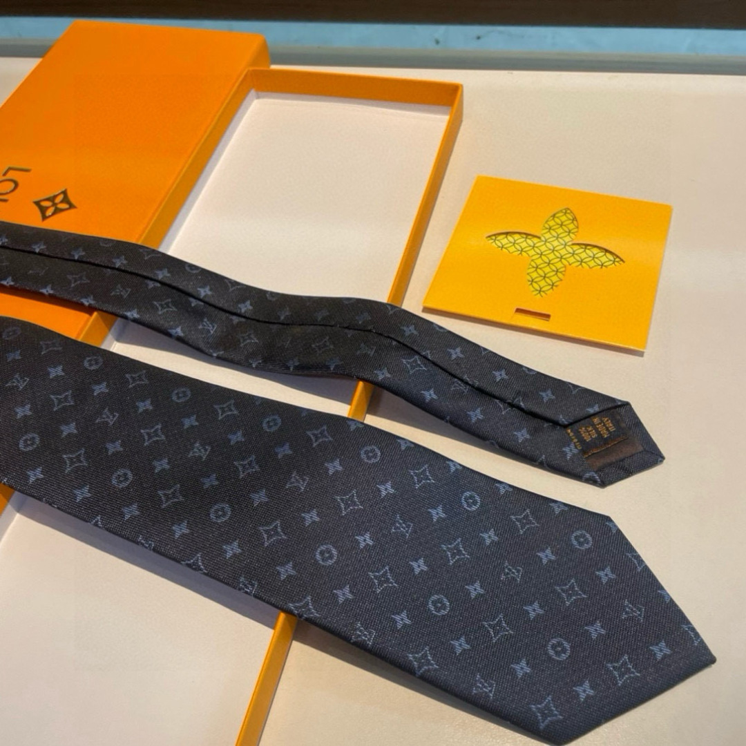 特价👏👏专柜同歩👔👔精致的小Logo提花，低调奢华大气的配色，这款领带将Lv标志性的Damier图案以同