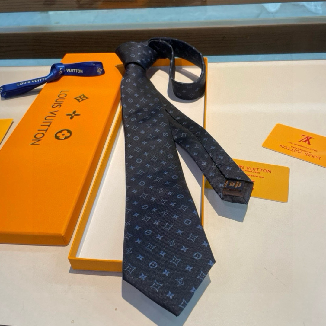 特价👏👏专柜同歩👔👔精致的小Logo提花，低调奢华大气的配色，这款领带将Lv标志性的Damier图案以同