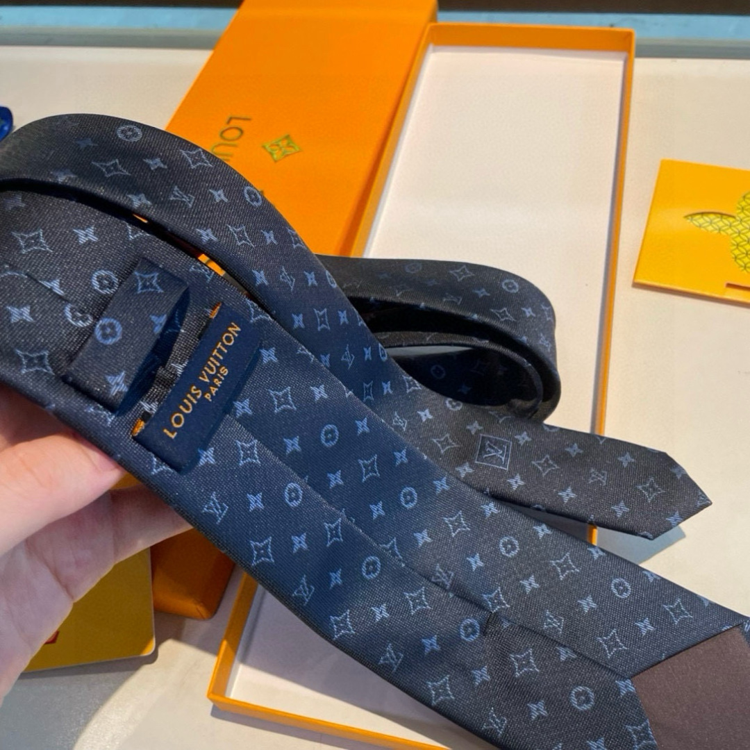 特价👏👏专柜同歩👔👔精致的小Logo提花，低调奢华大气的配色，这款领带将Lv标志性的Damier图案以同
