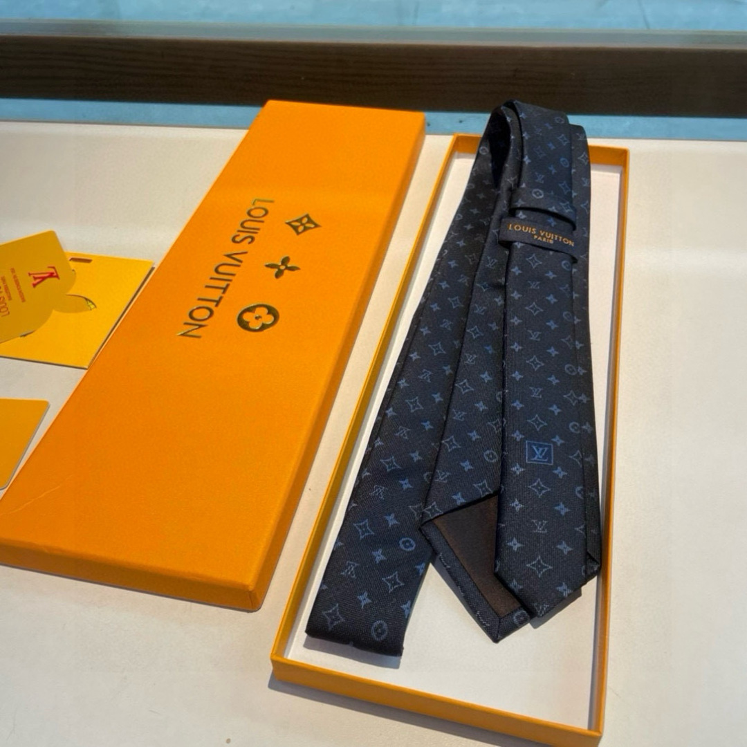 特价👏👏专柜同歩👔👔精致的小Logo提花，低调奢华大气的配色，这款领带将Lv标志性的Damier图案以同