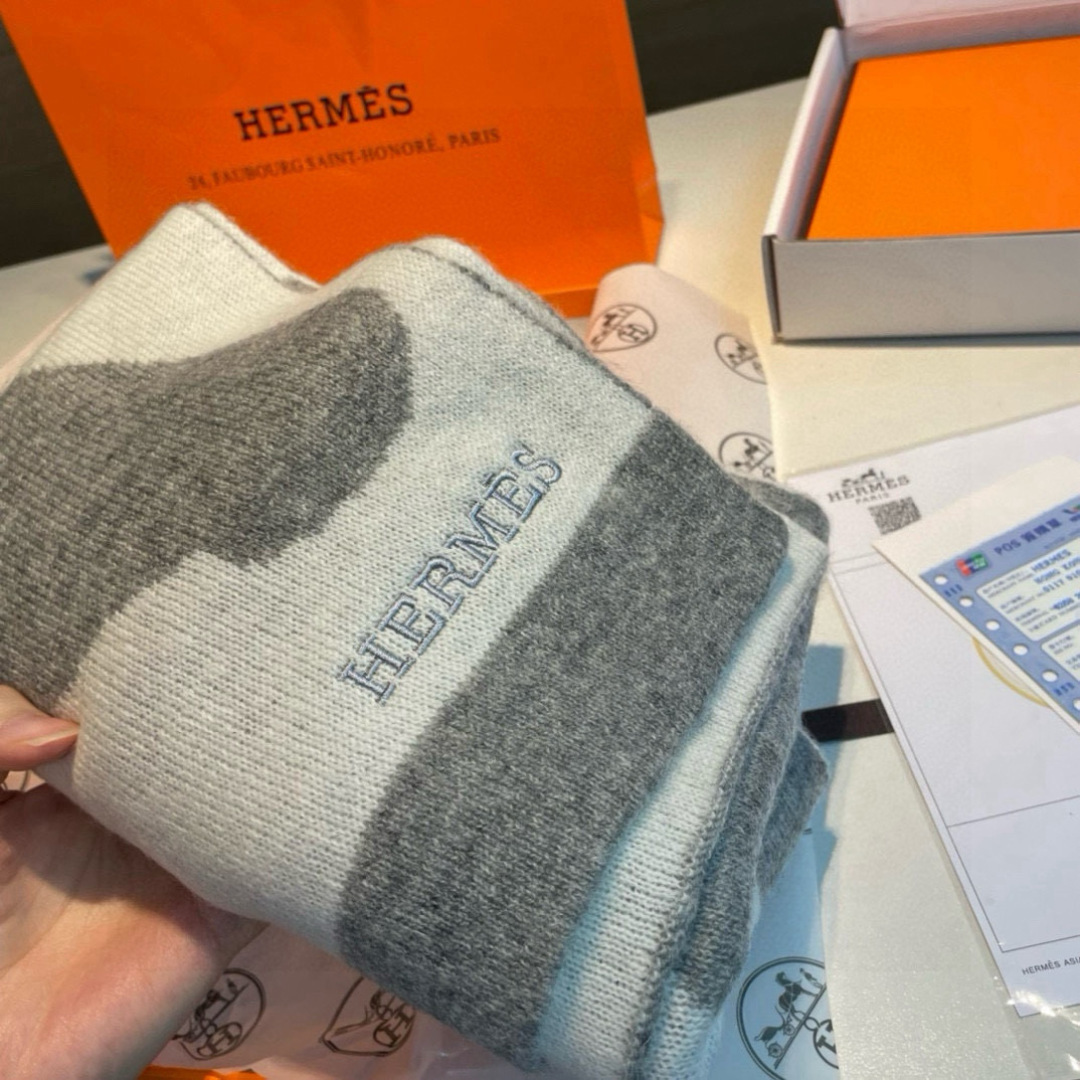 原单品质 御用殿堂级极品驴！秋冬专柜在售  顶级羊绒针织长巾.配以精美简约图案组合成经典图案 美丽至极 