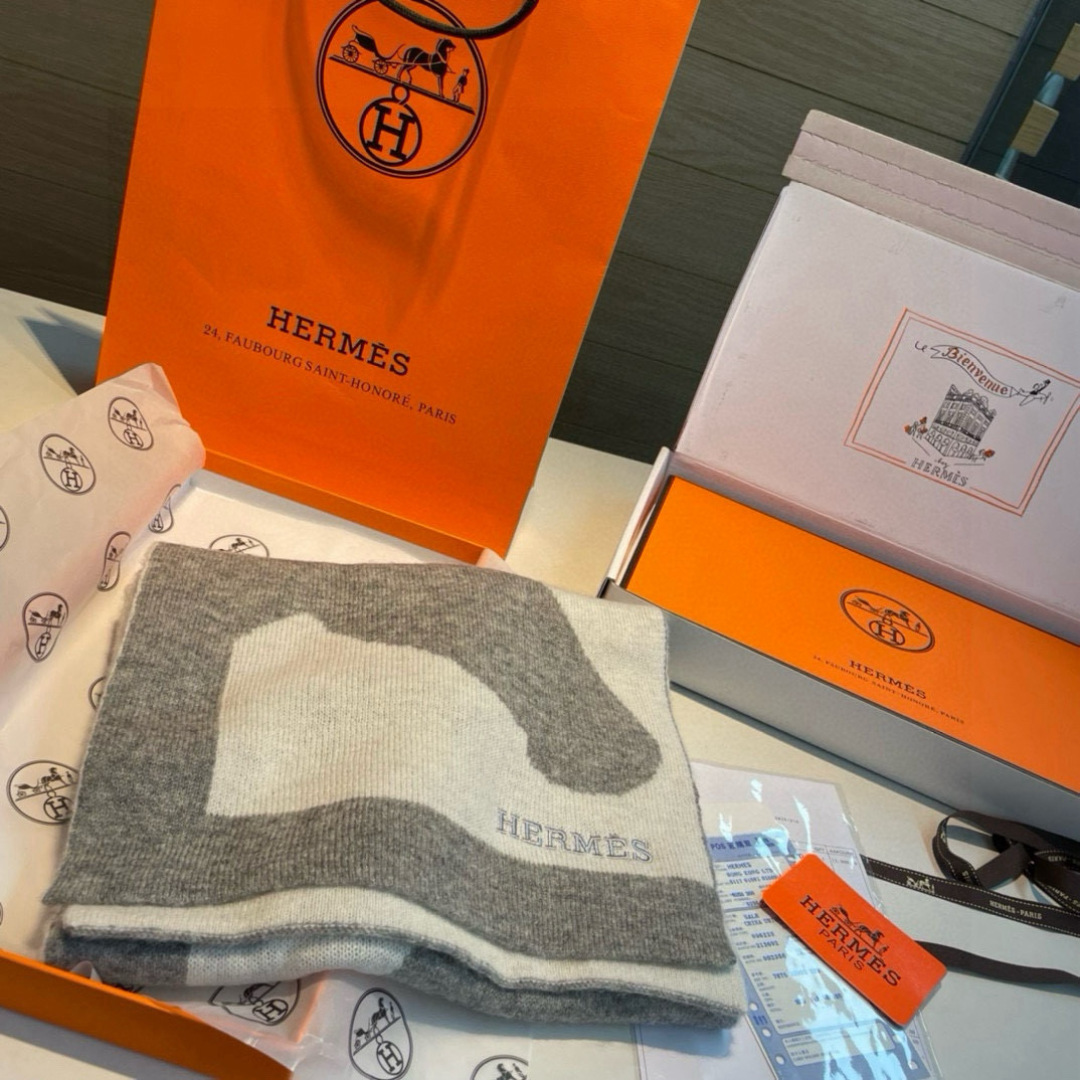 原单品质 御用殿堂级极品驴！秋冬专柜在售  顶级羊绒针织长巾.配以精美简约图案组合成经典图案 美丽至极 