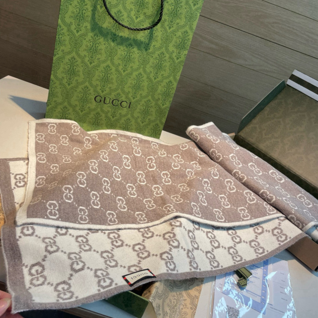  Gucci  · 古奇经典羊绒围巾❗双面提花❗️来个硬货.麻溜的安排上.纯正出口❗原订单已经交货一批，