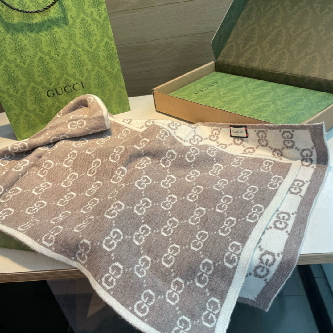  Gucci  · 古奇经典羊绒围巾❗双面提花❗️来个硬货.麻溜的安排上.纯正出口❗原订单已经交货一批，
