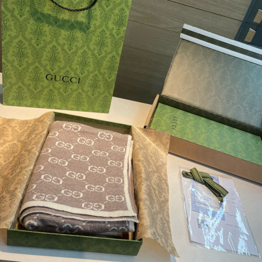  Gucci  · 古奇经典羊绒围巾❗双面提花❗️来个硬货.麻溜的安排上.纯正出口❗原订单已经交货一批，